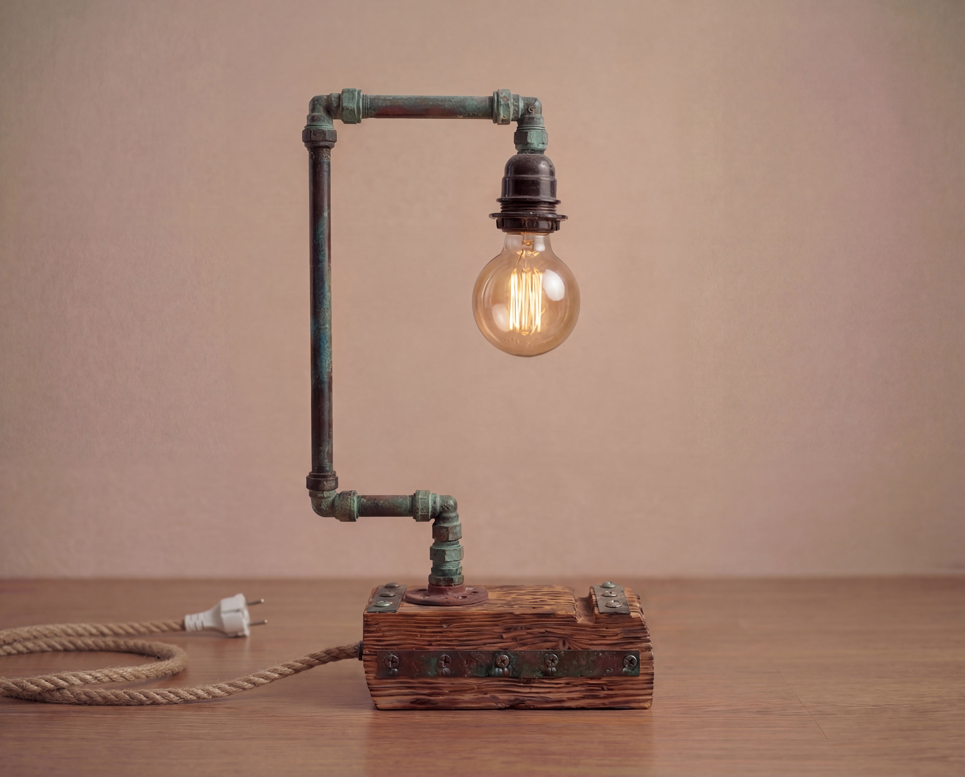 Industrialna lampka z rur – ręcznie wykonana