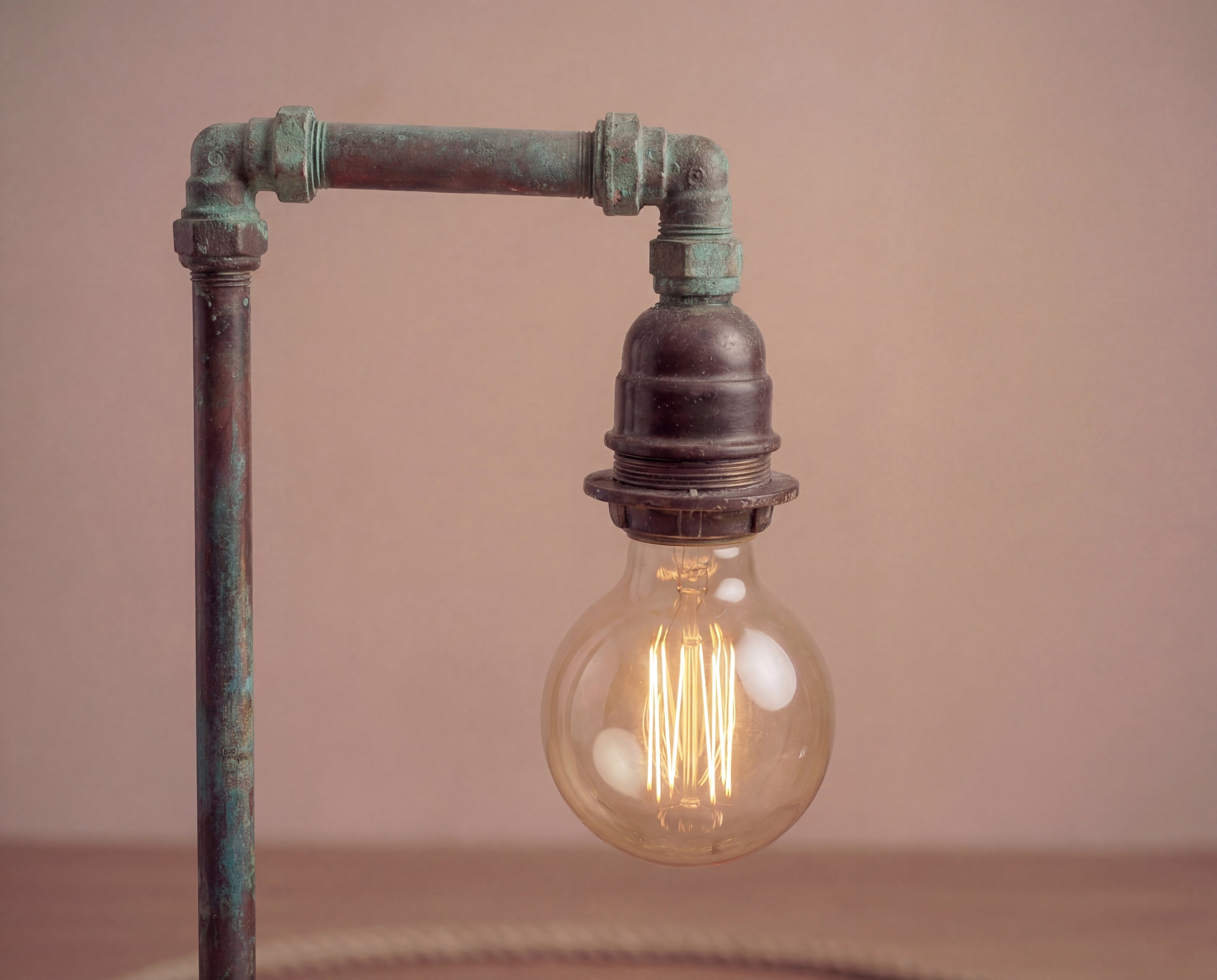 Industrialna lampka z rur – ręcznie wykonana