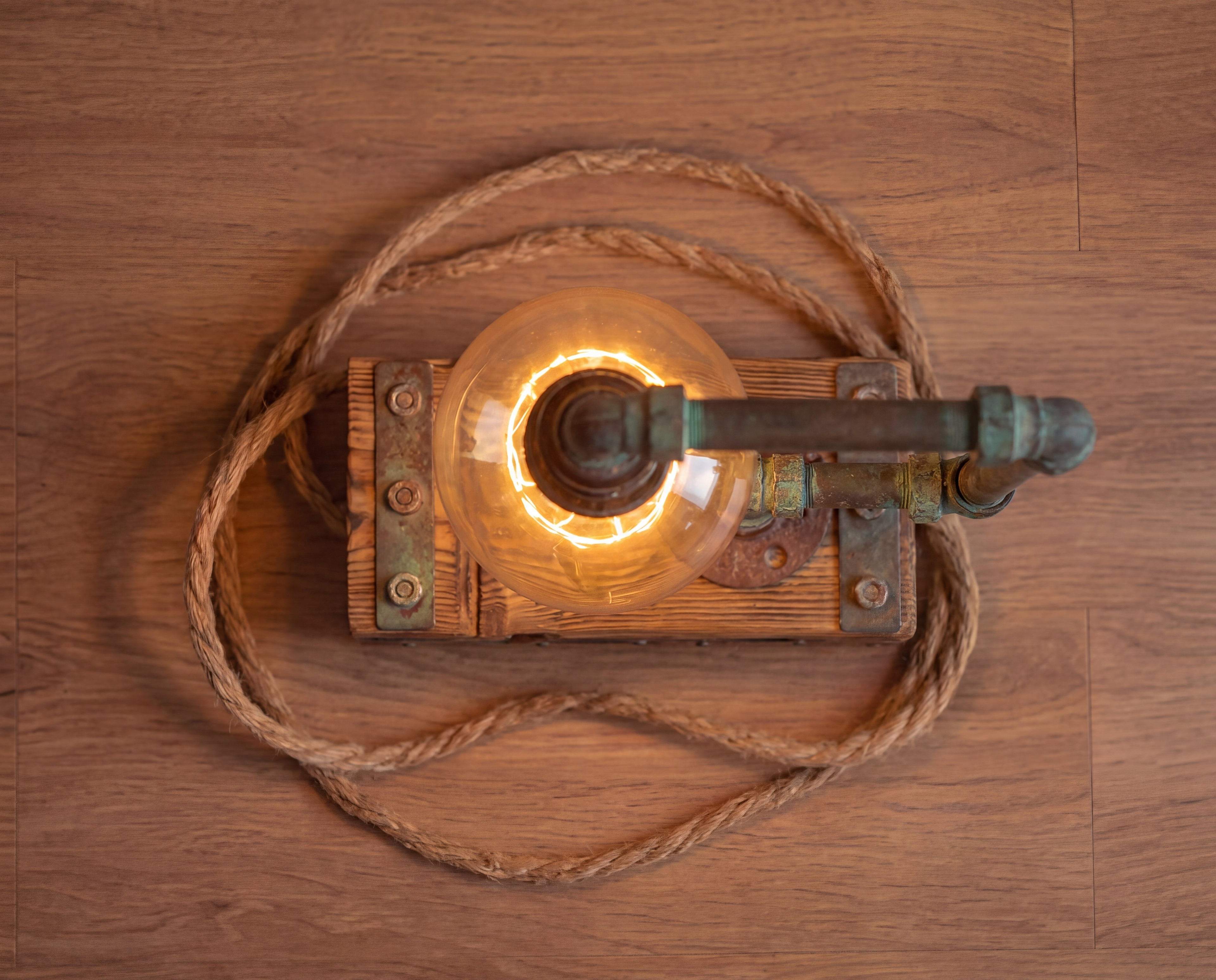 Industrialna lampka z rur – ręcznie wykonana