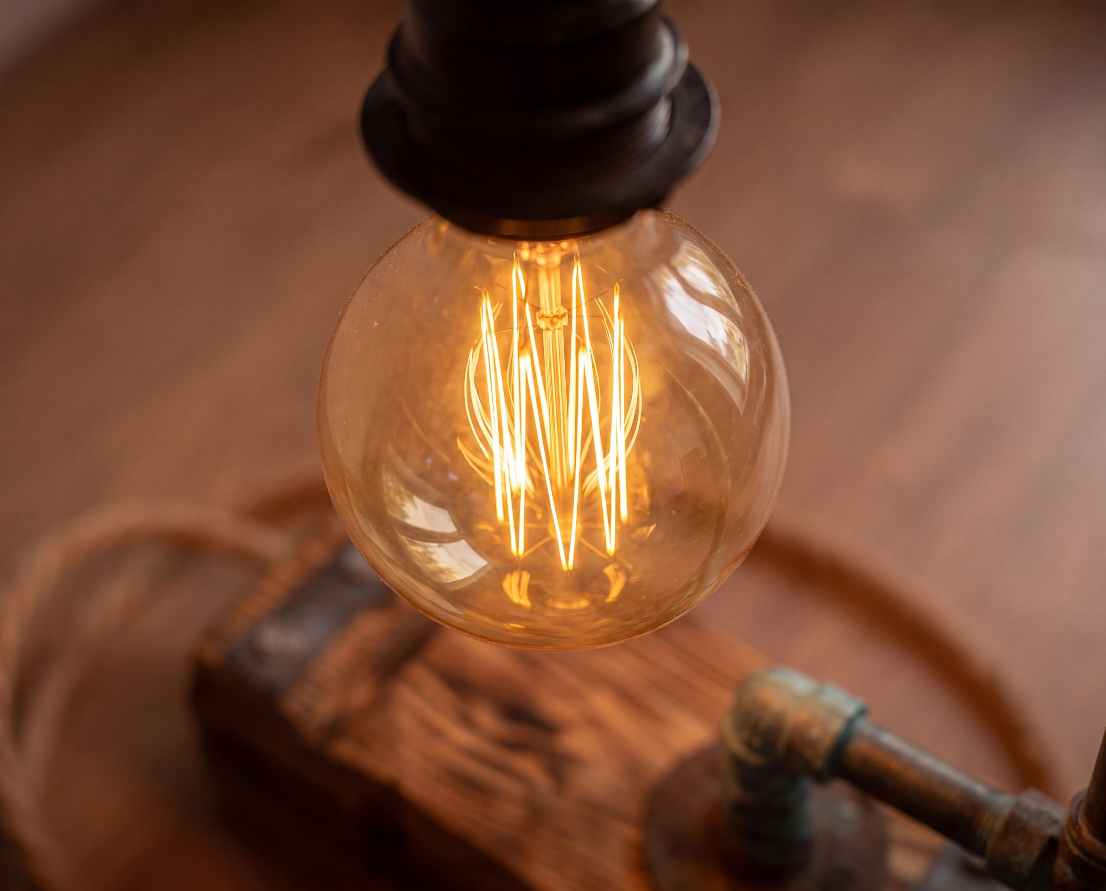 Industrialna lampka z rur – ręcznie wykonana
